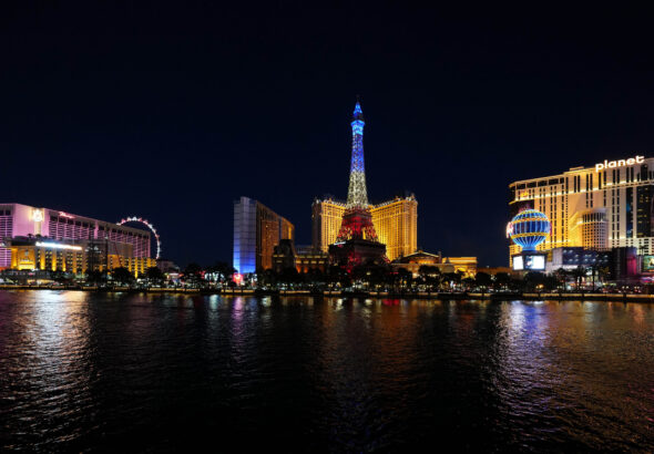 Vegas-BellagioFountainsToParis
