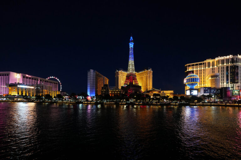 Vegas-BellagioFountainsToParis